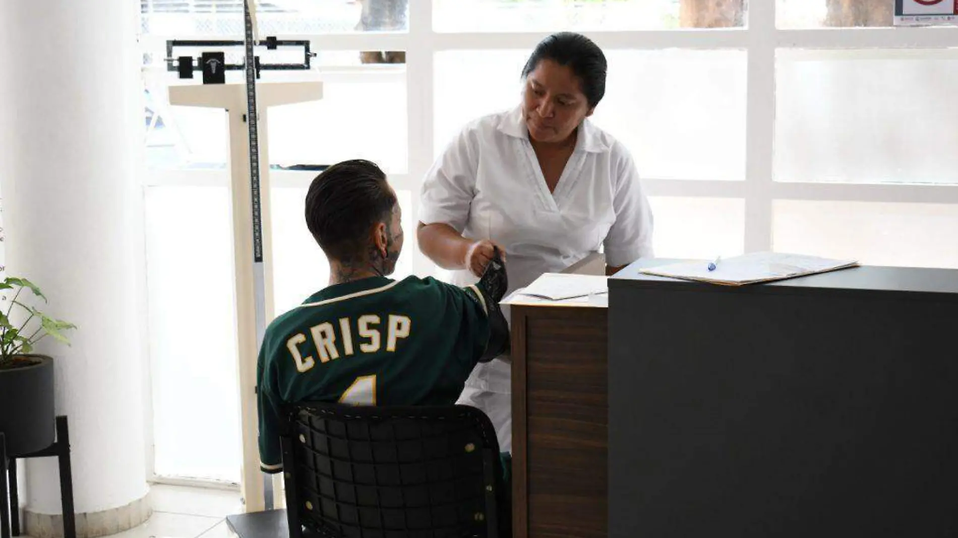 Joven recibiendo atención médica